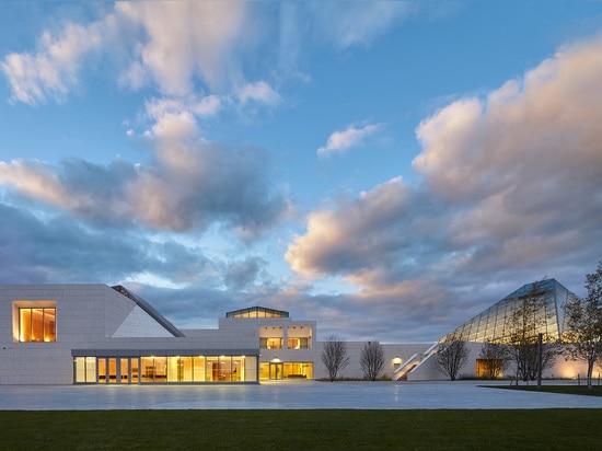 Le dôme en verre angulaire abrite l'espace central du bâtiment qui fonctionne comme hall de prière. Lisez plus : Le centre d'Ismaili à Toronto est complété avec un dôme en verre angulaire renversan...