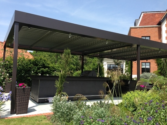 Salon extérieur avec pergola bioclimatique dans une maison de campagne en Angleterre