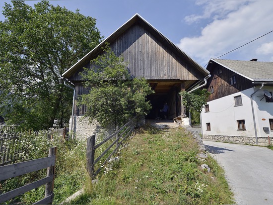 Les architectes d'OFIS ont étripé la vieille grange, maintenant la façade originale intacte tout en remplaçant l'intérieur par une nouvelle coquille contemporaine.