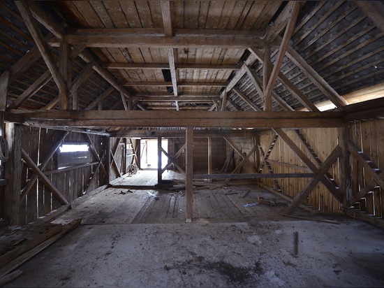 La vieille grange alpestre est revitalisée dans un beau et moderne appartement de grenier en Slovénie