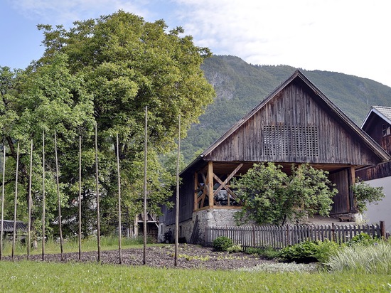 La maison donne sur les Alpes.