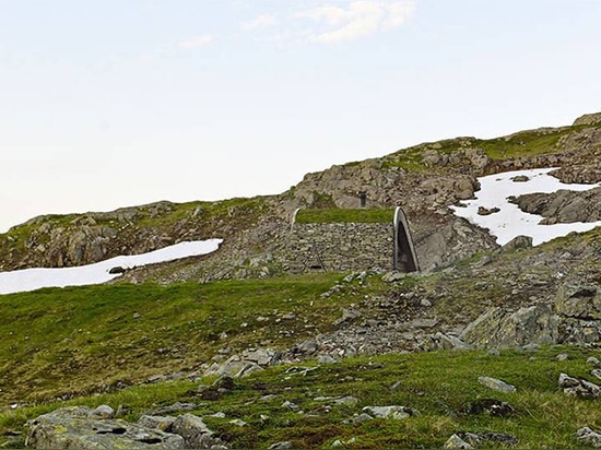 Sa conception humble et curvaceous intègre dans le paysage causant l'empreinte de pas minimale à ses environnements primitifs.