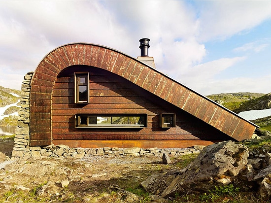 Mesurant 376 pieds carrés, la carlingue comporte deux façades en bois opposées avec les fenêtres rectangulaires qui encadrent le paysage et l'apportent la lumière normale.