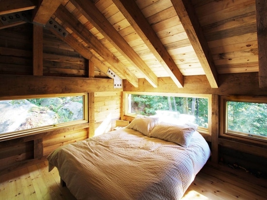 Cabane isolée sur le lac / Atelier Stonorov