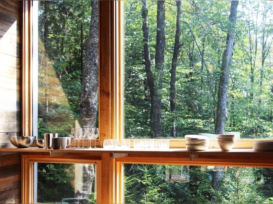 Cabane isolée sur le lac / Atelier Stonorov