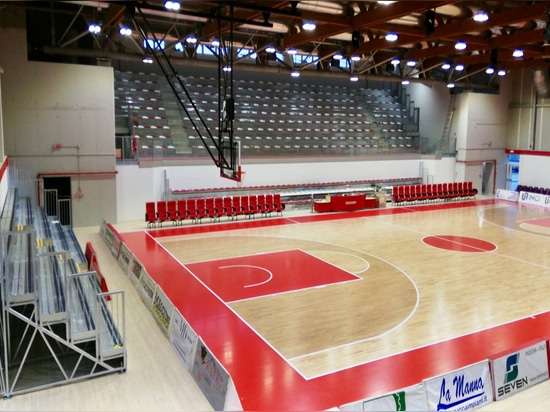 TRIBUNES PRÉFABRIQUÉES AU PALAIS DES SPORTS DE CENTO