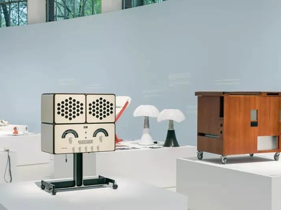 radiofonografo rr226 fo-st white exposé à la Triennale de Milan