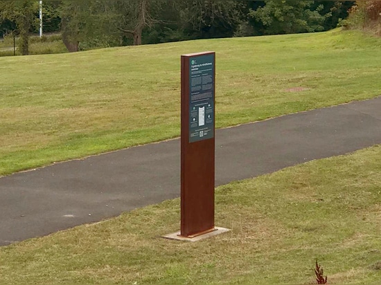 Totems de signalisation dans un parc public à Newcastle