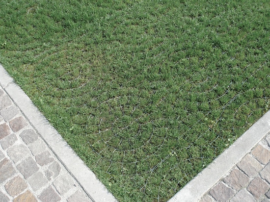 Grille pour terminer le pavage des entrées avec de l’herbe ou le gravier