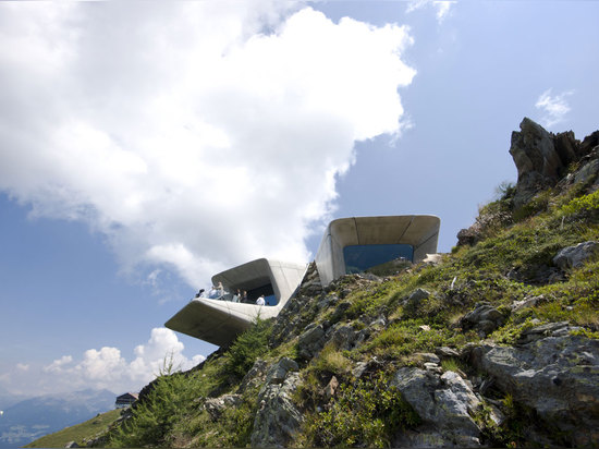 Architectes de Zaha Hadid, musée Corones, Tyrol du sud, Italie de montagne de Messner. © inexhibit.com de photo