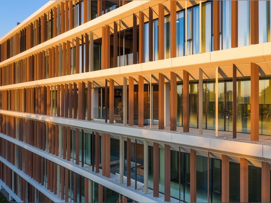 Les bureaux de Viale Testi à Milan font peau neuve avec les écrans solaires WoodN en bois composite