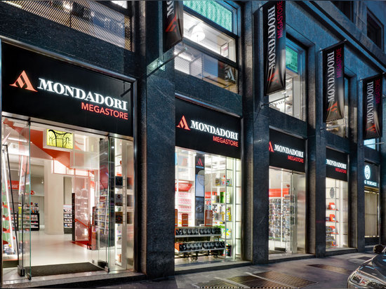 Architectes de Migliore + de Servetto, magasin de concept de Mondadori, Milan, Italie