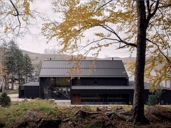 Alain Carle s'inspire du paysage pour concevoir une maison au bord d'un lac au Québec