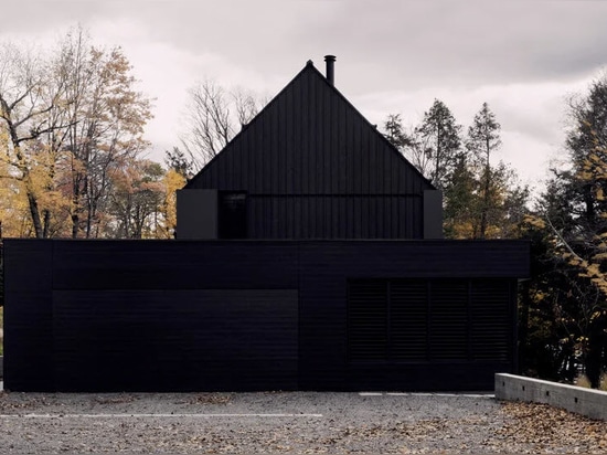 Alain Carle s'inspire du paysage pour concevoir une maison au bord d'un lac au Québec