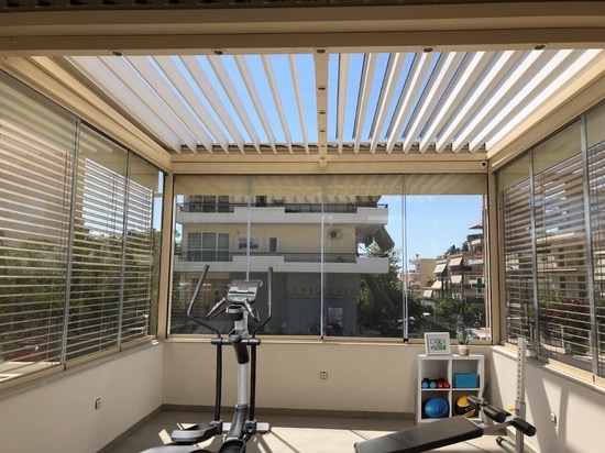 Conception d'une salle de sport sur la terrasse avec la pergola CospiBIO et le mur de verre CospiEpal !