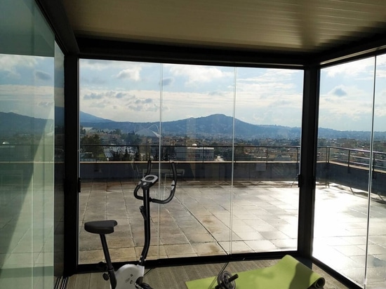 Conception d'une salle de sport sur la terrasse avec la pergola CospiBIO et le mur de verre CospiEpal !