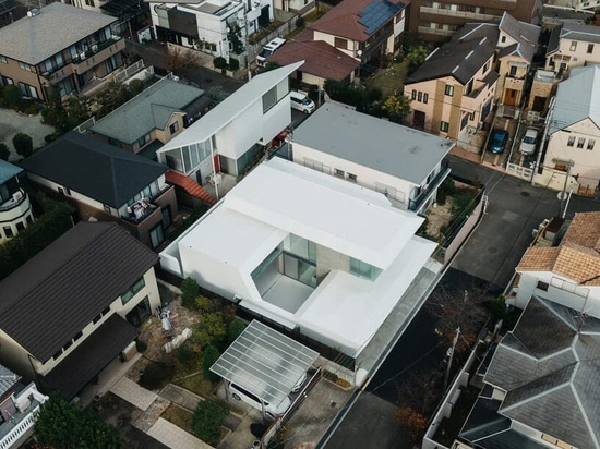 La "ho-house" de Kubota Architect Atelier au Japon combine béton blanc et verre dépoli