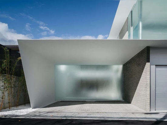 La "ho-house" de Kubota Architect Atelier au Japon combine béton blanc et verre dépoli