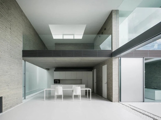 La "ho-house" de Kubota Architect Atelier au Japon combine béton blanc et verre dépoli