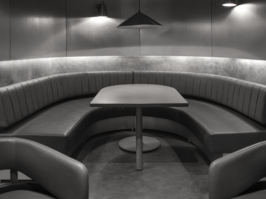 Le restaurant et bar Black Concrete / RENESA Architecture Design Interiors Studio