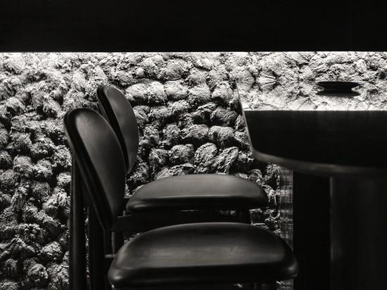 Le restaurant et bar Black Concrete / RENESA Architecture Design Interiors Studio