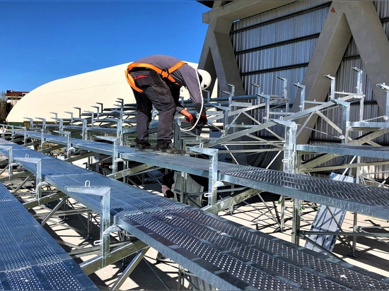 TRIB TRIBUNE PRÉF PRÉFABRIQUÉE SUR LE TERRAIN DE SPORT DE MARINA DI MONTEMARCIANO