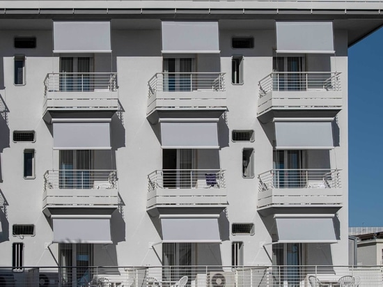 Les stores verticaux SCREENY de KE rénovent et protègent la façade de l'hôtel Granada, à Jesolo, Venise