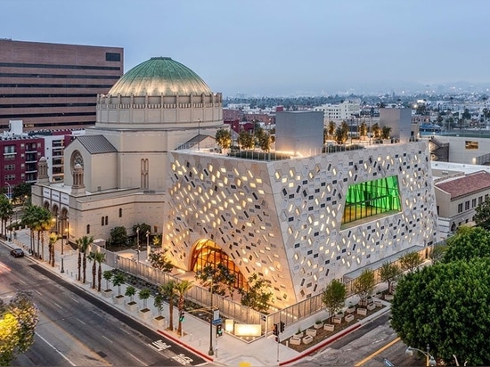 OMA achève son temple juif à Los Angeles et présente un monolithe iconique et rayonnant