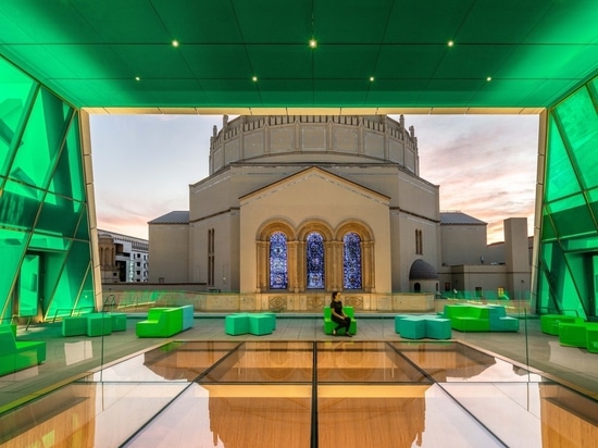 OMA achève son temple juif à Los Angeles et présente un monolithe iconique et rayonnant