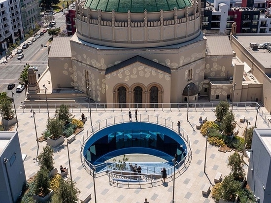 OMA achève son temple juif à Los Angeles et présente un monolithe iconique et rayonnant