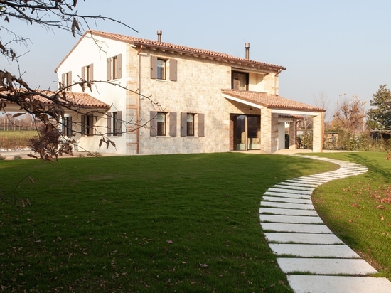 Un modèle architectural simple pour réinterpréter l'identité d'une maison rurale dans une touche contemporaine. Ritmonio pour la rénovation de Casa FG.