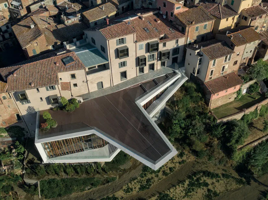 Mario Cucinella fait revivre une ville de montagne italienne avec un centre culturel en porte-à-faux
