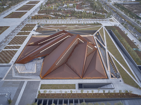 Foster + Partners réalise le musée d'art de Datong sous la forme de quatre pyramides imbriquées