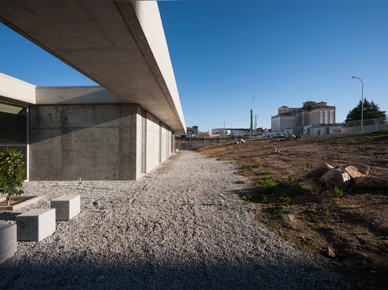 la structure est établie sur un emplacement semi-rural