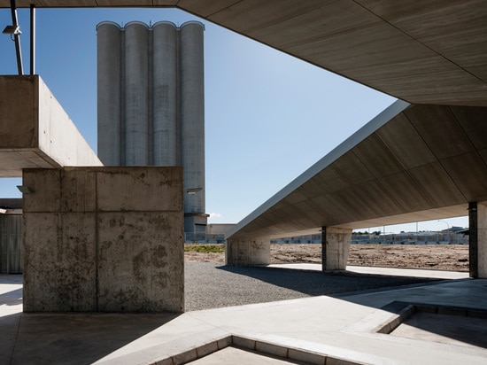 la parcelle de terrain encadre un grand complexe de silo