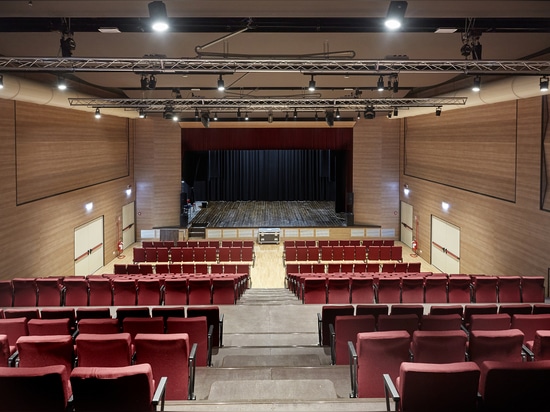 TRIBUNES TÉLESCOPIQUES AU TEATRO CONCORDIA DE CUPRAMONTANA