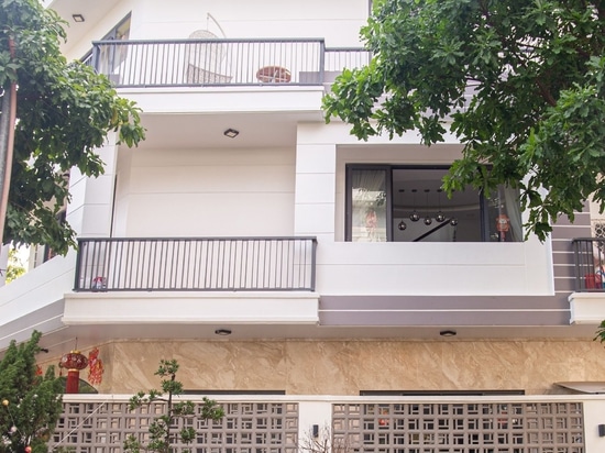 Un beau coin de jardin avec des blocs de ventilation vous aidera à créer un espace vert pour votre maison