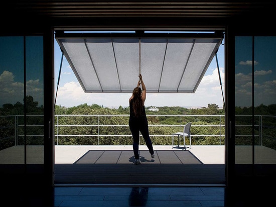 une terrasse fournit des vues expansibles à travers le paysage rural