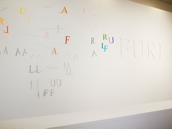 les lettres orthographiant le furla crée un jeu d'ombre sur le fond blanc