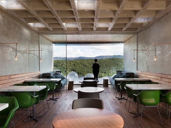 le plafond est fait avec une galette à nervures et fondue d'avance et les vues extérieures d'armatures de véranda du paysage dramatique