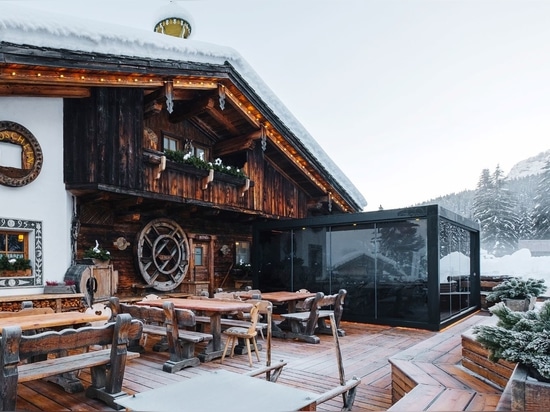 Pour Mondschein Restaurant, une pergola Brera sur la neige dans les Dolomites