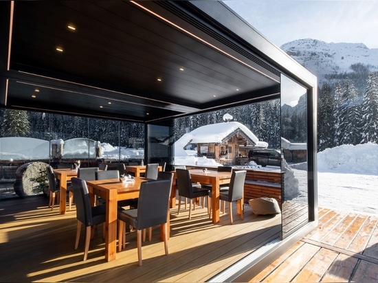 Pour Mondschein Restaurant, une pergola Brera sur la neige dans les Dolomites