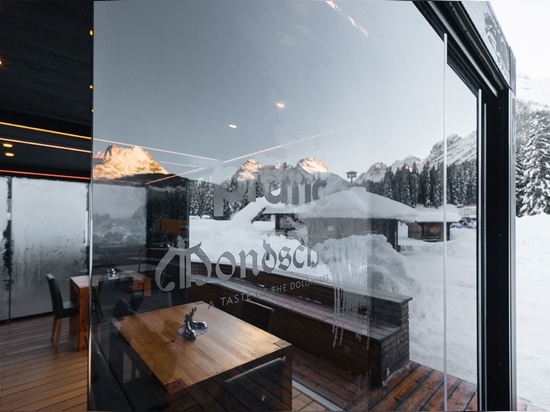 Pour Mondschein Restaurant, une pergola Brera sur la neige dans les Dolomites