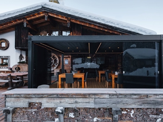 Pour Mondschein Restaurant, une pergola Brera sur la neige dans les Dolomites