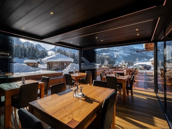 Pour Mondschein Restaurant, une pergola Brera sur la neige dans les Dolomites