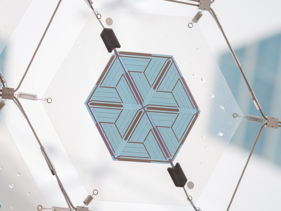 le détail de l'unité hexagonale individuelle, les connecteurs ont été développés par le Lapon spécifiquement pour l'installation