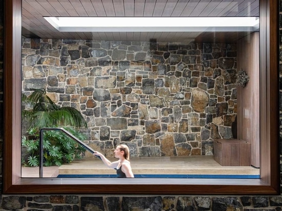 Les murs en pierre de cette maison ont été conçus pour compléter le paysage