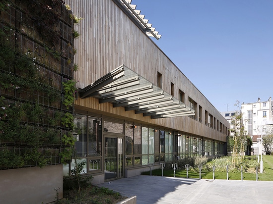 l'école ? l'eco-amitié de s est décrite par la présence des supports de vélo et du mur vert