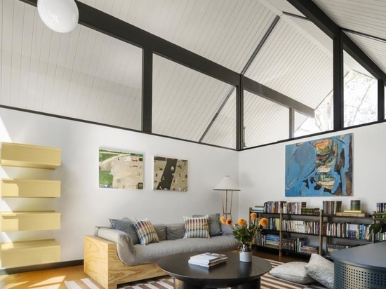 La couleur et la lumière transforment une maison Eichler rénovée de Palo Alto