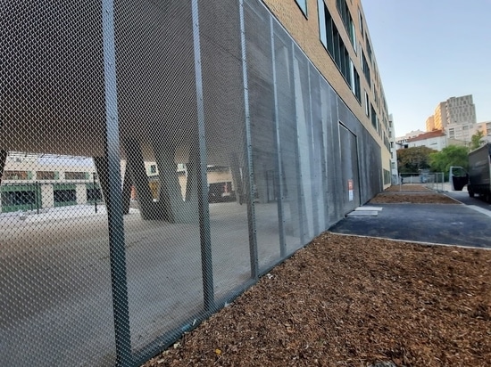 CLOISON ET FAÇADE AVEC UN TISSAGE SPIRALE EN ACIER INOXYDABLE